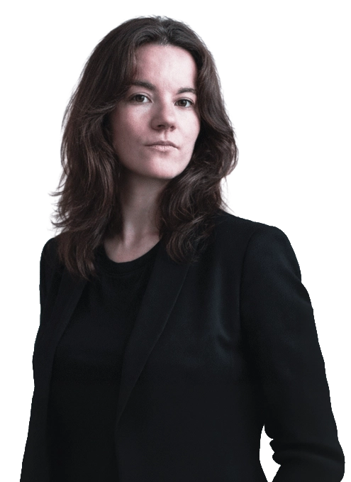 Portrait en plan taille de Pauline Lecorre, veste noire, sur fond transparent