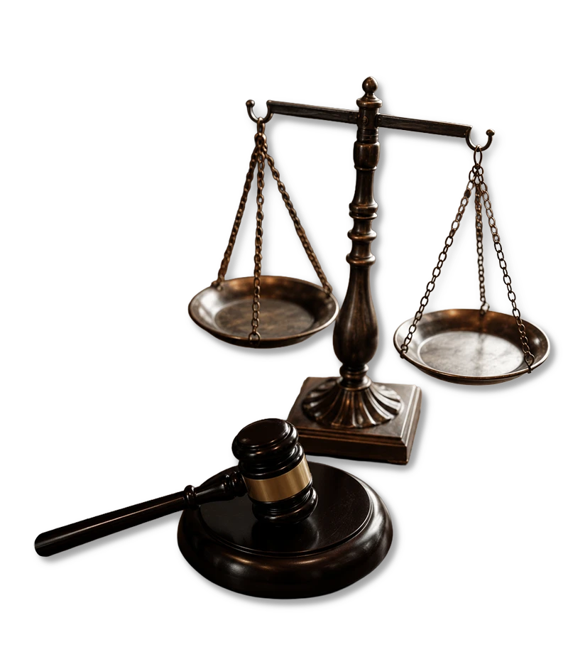 Balance de la justice en bronze et marteau de juge sur fond transparent
