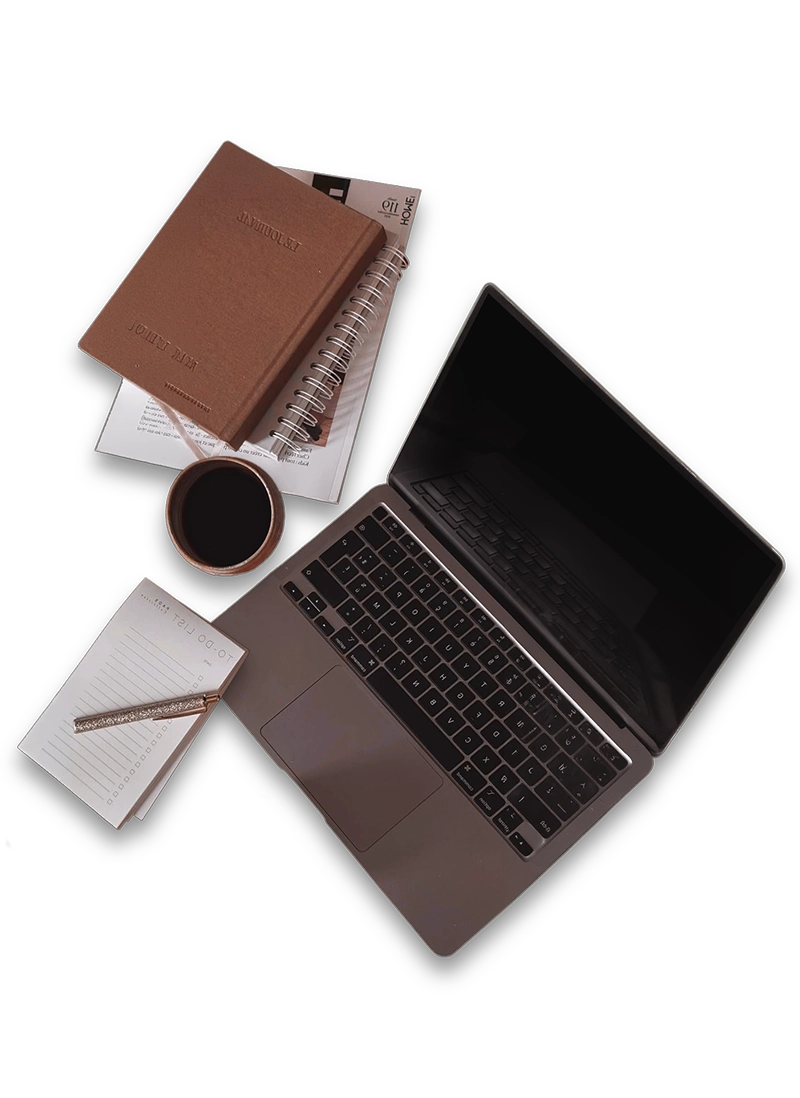 Vue de dessus d'un bureau avec ordinateur portable, carnet en cuir, tasse de café et bloc-notes, sur fond transparent