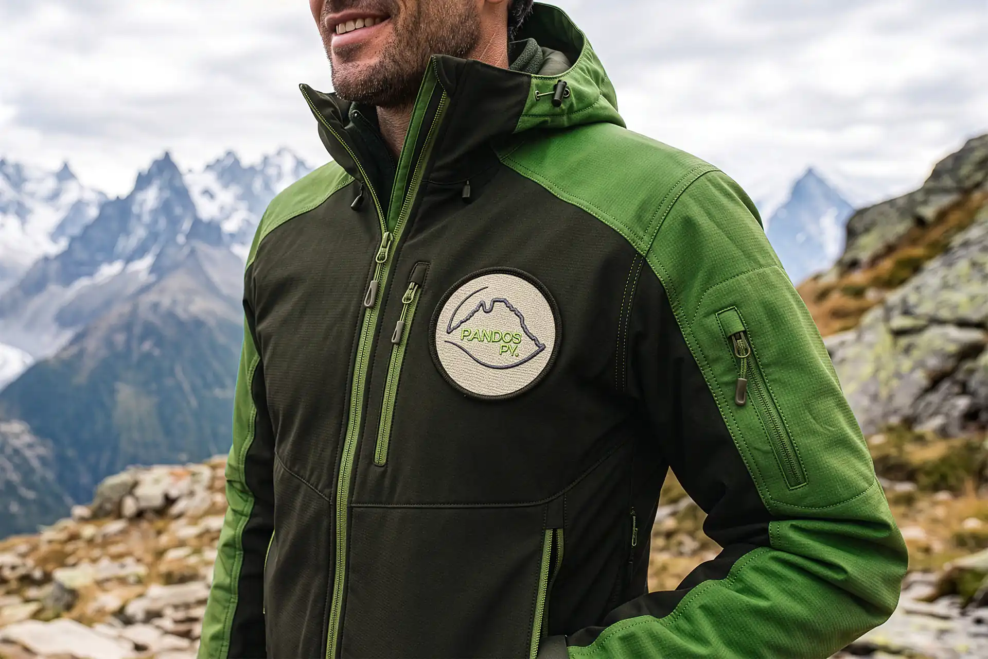 Écusson brodé Randos Py sur veste technique de randonnée montagne