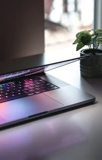 macbook-presque-fermer-bureau-souris-plante-plc-design