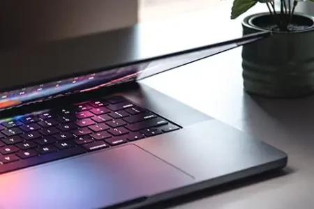 macbook-presque-fermer-bureau-souris-plante-plc-design
