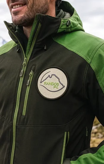 Écusson brodé Randos Py sur veste technique de randonnée montagne