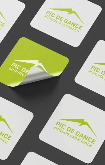 Planche de stickers Pic de Gance en damier, logo montagne vert sur fond blanc et sticker vert inversé au centre